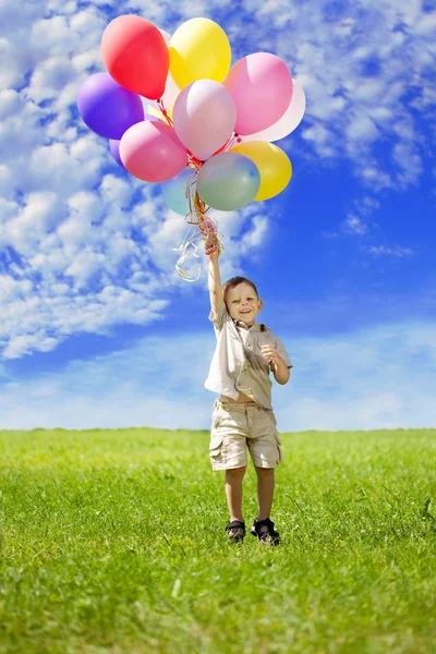 Παιδί με ένα μάτσο μπαλόνια στα χέρια τους — Φωτογραφία Αρχείου