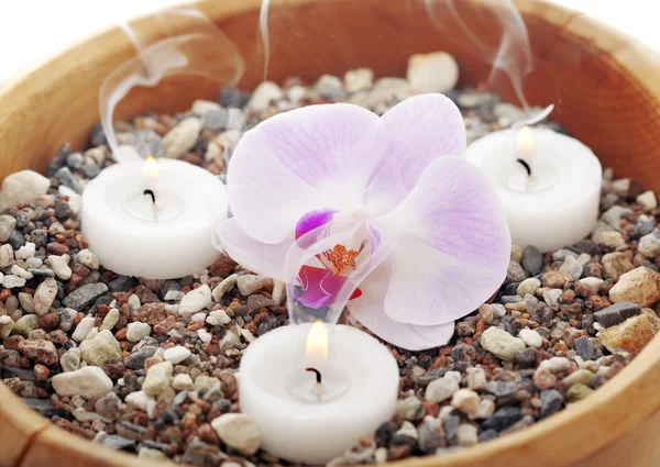 Terapia de spa, orquídea na areia — Fotografia de Stock