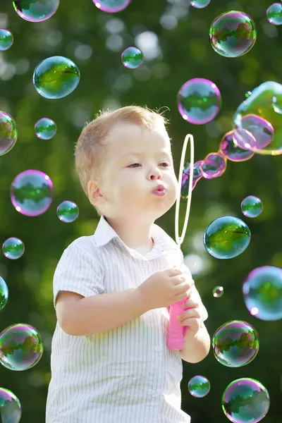 Ñhild blow bubbles — 图库照片