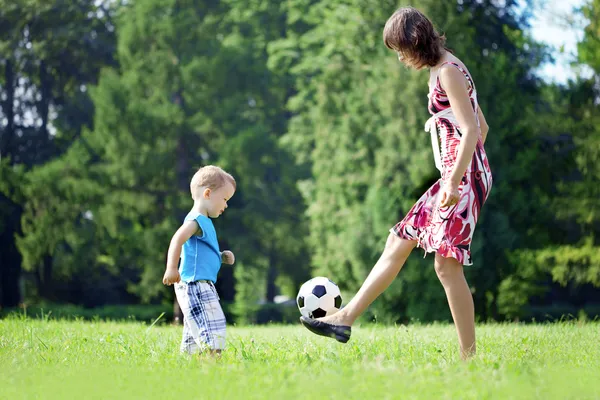 母亲和儿子玩球在公园. — 图库照片
