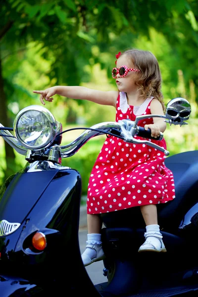 Chica en un vestido rojo en una motocicleta — Foto de Stock