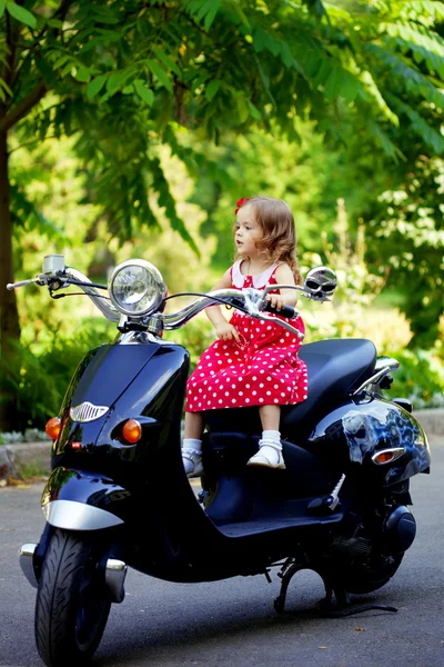 Κορίτσι σε ένα κόκκινο φόρεμα σε μια μοτοσικλέτα — Φωτογραφία Αρχείου