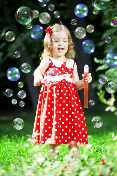 Schattig klein meisje met bubbels — Stockfoto