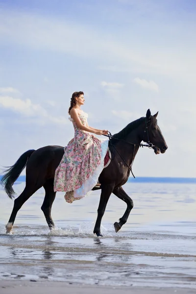 Femme à cheval au bord de la mer — Photo