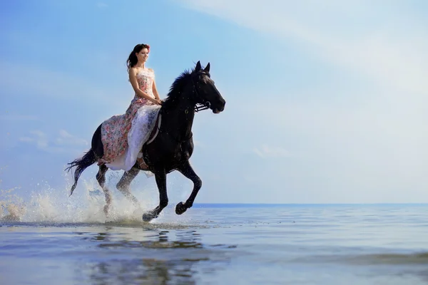 Femme à cheval au bord de la mer — Photo