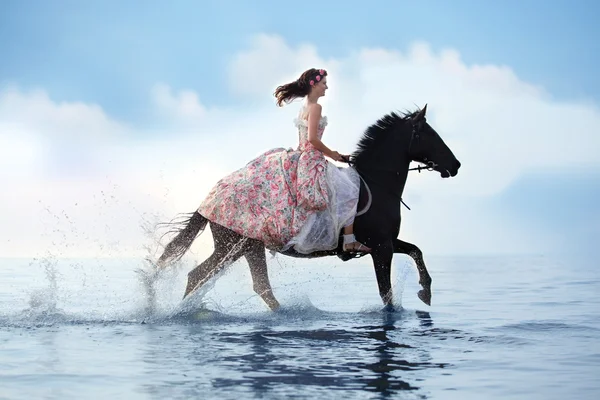 Γυναίκα σε ένα άλογο στη θάλασσα — Φωτογραφία Αρχείου