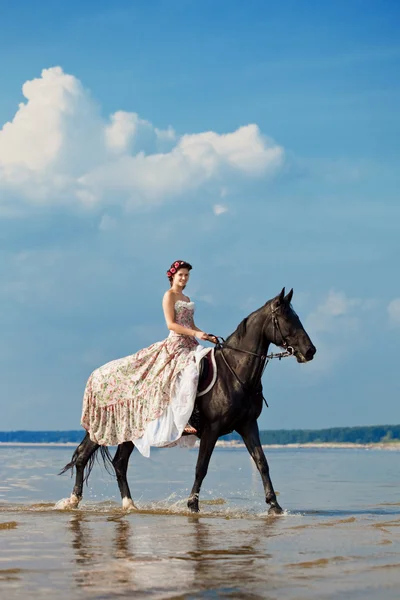 Donna a cavallo in riva al mare — Foto Stock