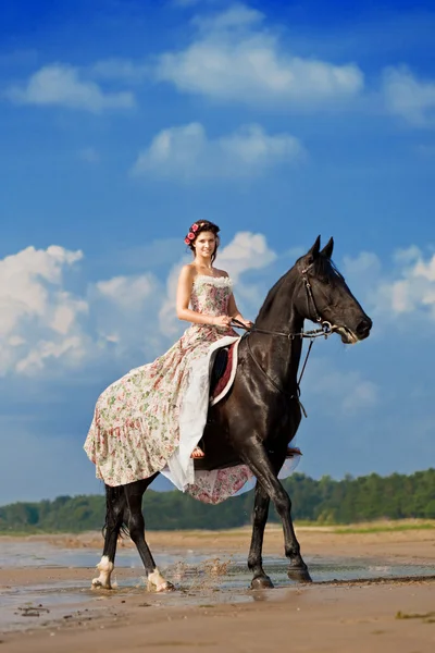 Mujer en un caballo junto al mar —  Fotos de Stock