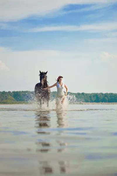 一匹马在海边的女人 — 图库照片