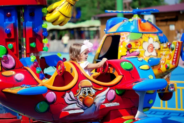 Fille chevauchant sur un carrousel — Photo