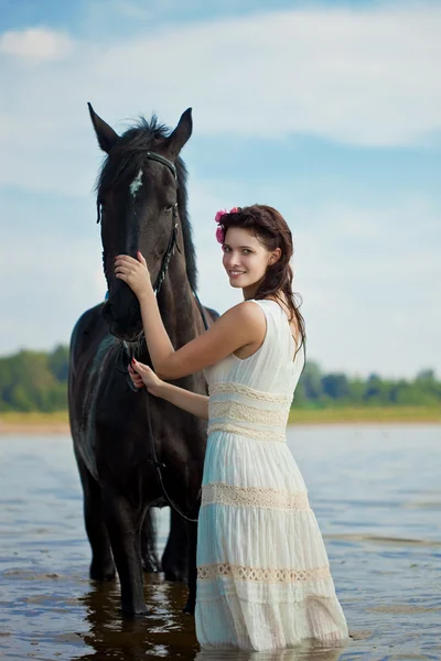 Mujer en un caballo junto al mar — Foto de Stock