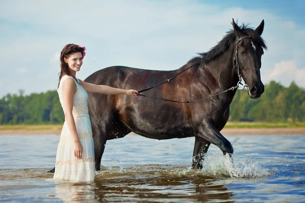 海による馬の女性 — ストック写真