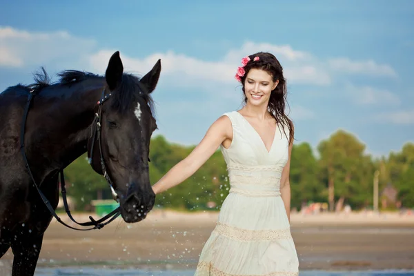 一匹马在海边的女人 — 图库照片