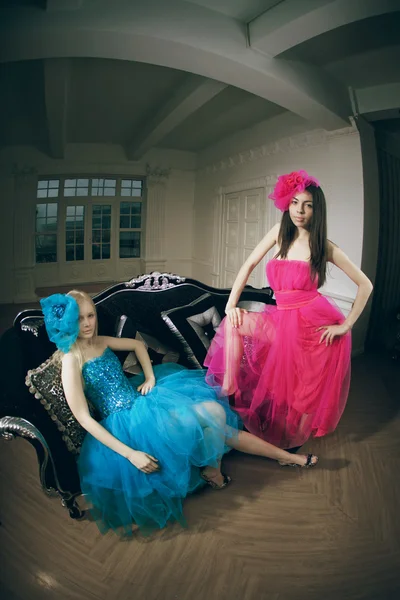 Duas mulheres de moda de luxo — Fotografia de Stock