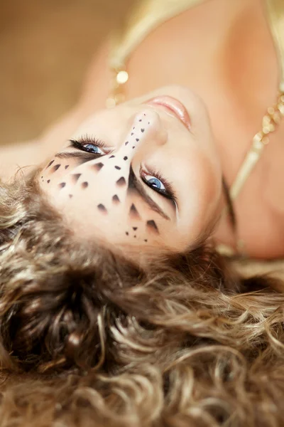 Mädchen mit ungewöhnlichem Make-up wie ein Leopard — Stockfoto