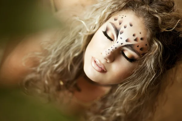 Menina de luxo, como um leopardo — Fotografia de Stock