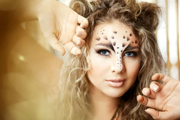 Bir leopar bir olağandışı makyajlı kız — Stok fotoğraf