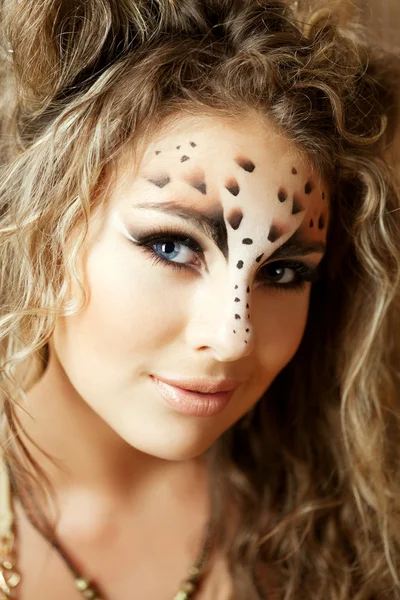 Dziewczyna z niezwykłych makijaż jak Lampart — Zdjęcie stockowe