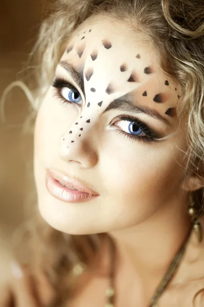 Menina de luxo, como um leopardo — Fotografia de Stock