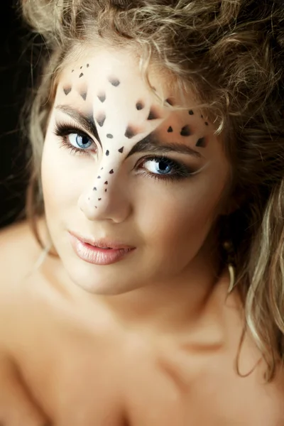 Dziewczyna z niezwykłych makijaż jak Lampart — Zdjęcie stockowe