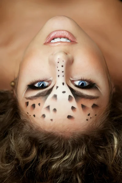 Tjej med en ovanligt make-up som en leopard — Stockfoto