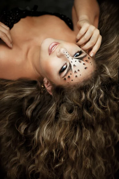 不寻常的化妆作为豹和豪华的头发的女孩 — 图库照片