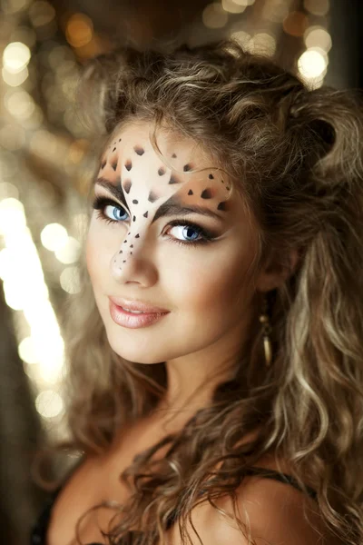 Bir leopar bir olağandışı makyajlı kız — Stok fotoğraf