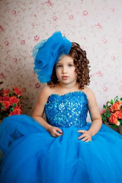 Niña enana, un niño con un vestido — Foto de Stock