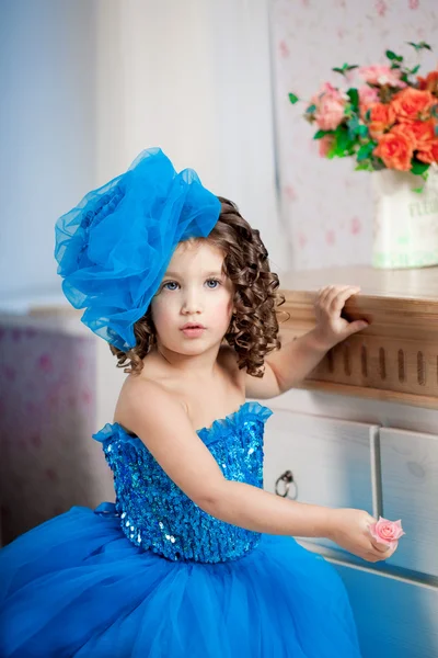 Söt liten flicka, ett barn i en klänning — Stockfoto