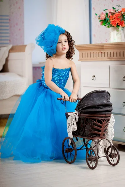 Sevimli küçük kız, bir çocuk elbise — Stok fotoğraf