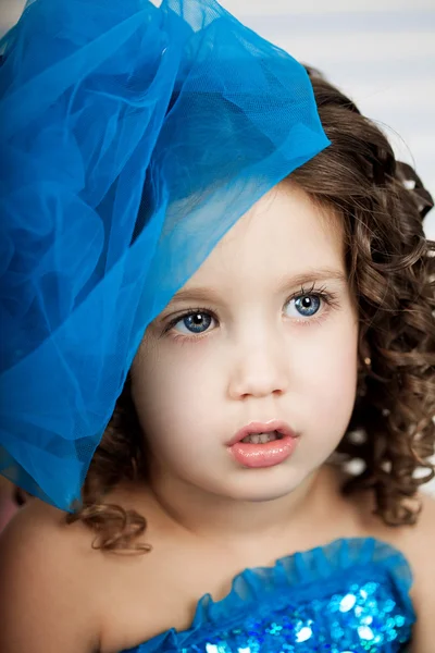 Sevimli küçük kız, bir çocuk elbise — Stok fotoğraf