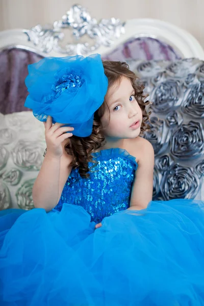 Söt liten flicka, ett barn i en klänning — Stockfoto