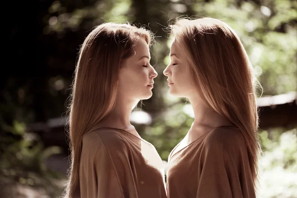 Vackra tvillingar i skogen — Stockfoto