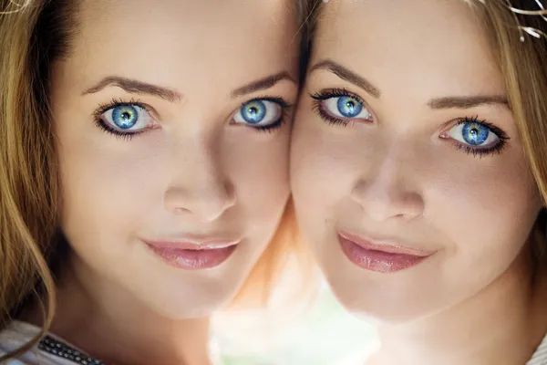 Krásných ženách s modrýma očima — Stock fotografie