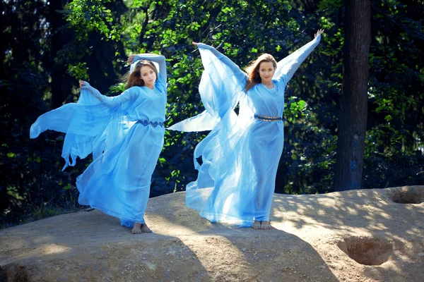 Dos mujeres, gemelas en el bosque — Foto de Stock