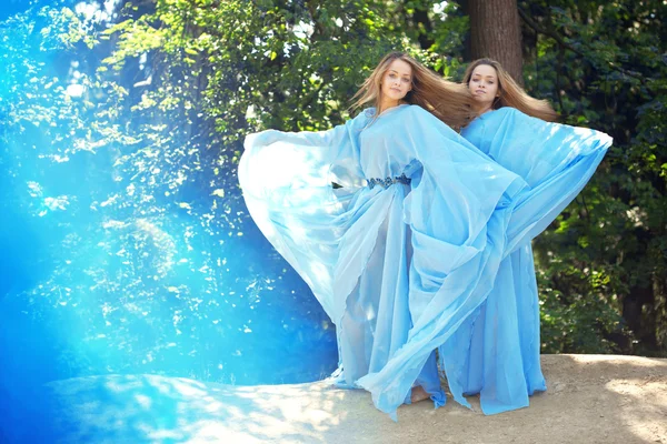 Frauen, Zwillinge im Wald — Stockfoto