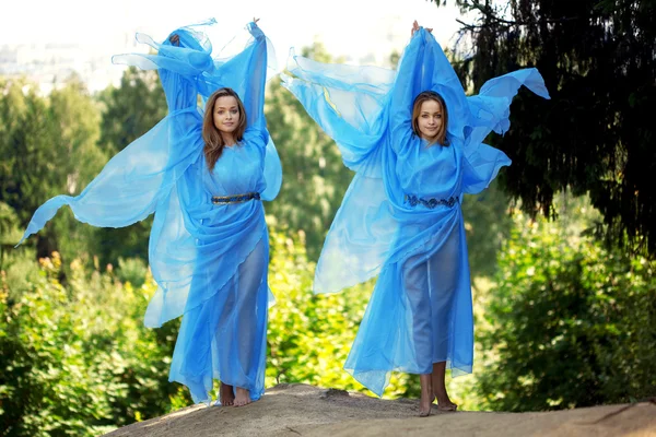 Deux femmes, jumelles dans la forêt — Photo