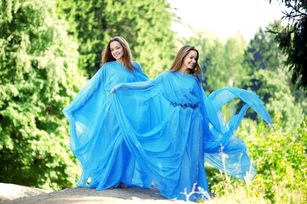Frauen, Zwillinge im Wald — Stockfoto