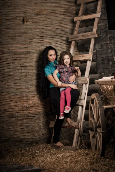 Ein kleines Mädchen, ein Kind mit Mutter — Stockfoto