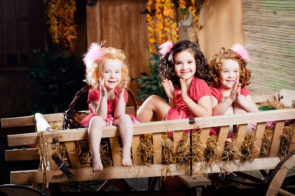Τρία μικρά κορίτσια, χαριτωμένα παιδιά — Φωτογραφία Αρχείου