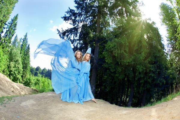 Dwie kobiety, bliźniaki w lesie — Zdjęcie stockowe