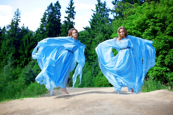 Deux femmes, jumelles dans la forêt — Photo
