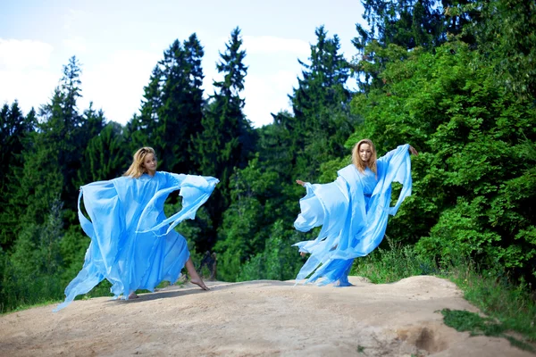两个女人，在森林里的双胞胎 — 图库照片