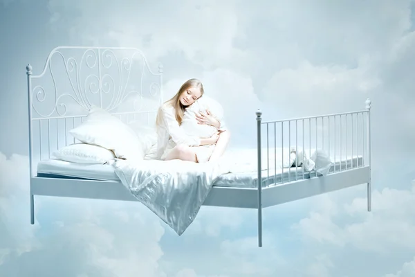 Девочка лежит на кровати — стоковое фото
