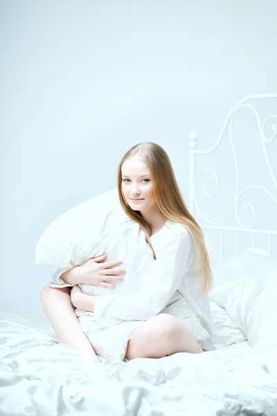 침대에 누워 있는 소녀 — 스톡 사진