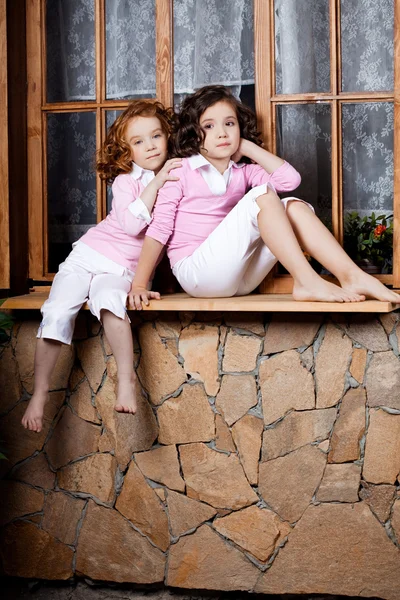Δύο κοριτσάκια, χαριτωμένα παιδιά — Φωτογραφία Αρχείου