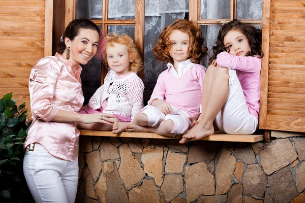 Tres niñas, lindos niños con madre — Foto de Stock