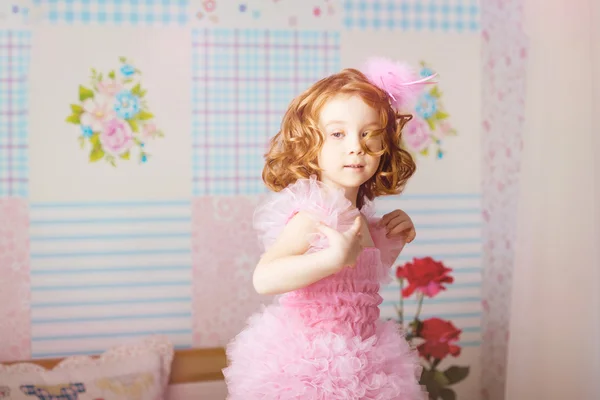 Chica en el vivero en vestido rosa — Foto de Stock