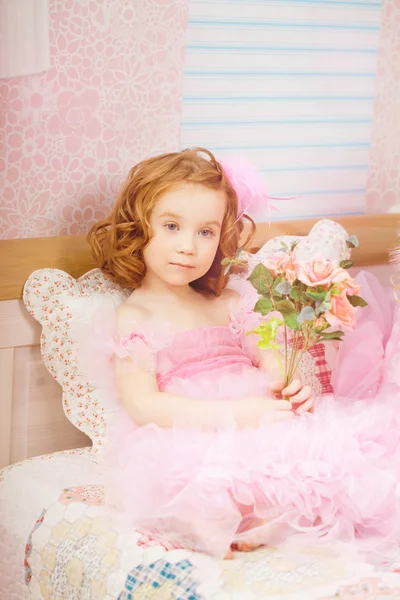 Κορίτσι στο βρεφικό σταθμό σε ροζ φορέματα — Φωτογραφία Αρχείου