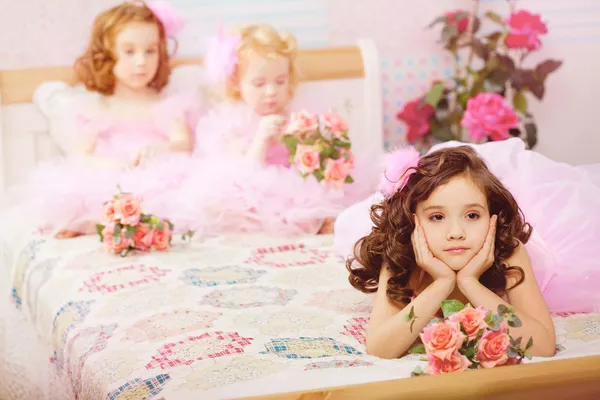 Kinderen in de kinderkamer in roze jurken — Stockfoto